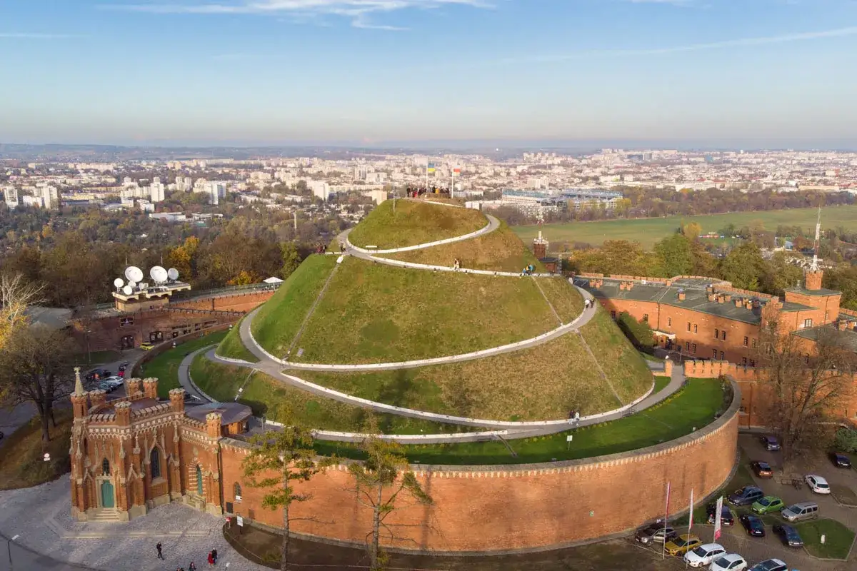 Kopiec Kościuszki w Krakowie to świetne miejsce na spacer i podziwianie panoramy miasta. Co można robić w Krakowie? Warto odwiedzić to historyczne miejsce!