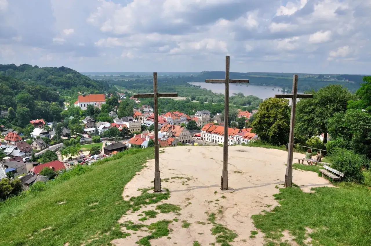 Trzy drewniane krzyże na wzgórzu górują nad miasteczkiem i rzeką. Widok z Góry Trzech Krzyży.