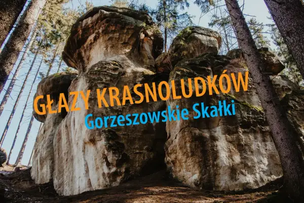 Imponujące głazy krasnoludków w Gorzeszowskich Skałkach, otoczone wysokimi drzewami.