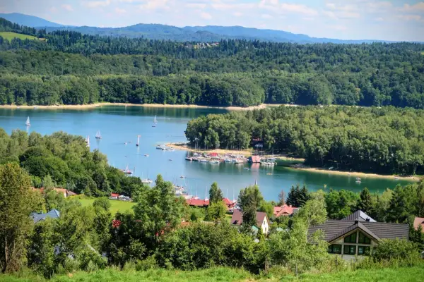 Malownicze **Bieszczady Solina** z jeziorną taflą, żaglówkami i zielonymi wzgórzami.