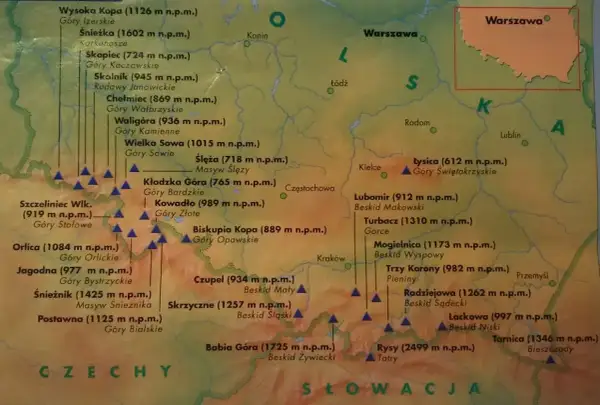 Mapa przedstawia szczyty tworzące koronę gór polskich, od Karkonoszy po Bieszczady.