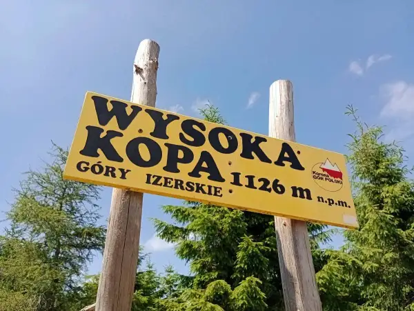 Wysoka Kopa, szczyt w Górach Izerskich, 1126 m n.p.m. Piękny widok na lasy i niebo.
