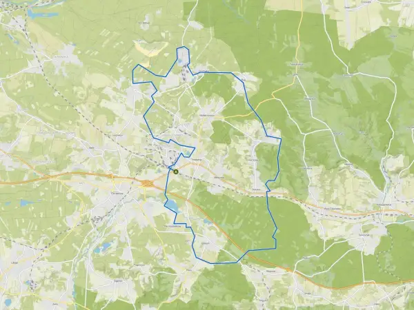 Trasa rowerowa velo rudawa okrąża Chrzanów, prowadząc przez malownicze tereny z lasami i polami, mijając m.in. Trzebinię i Dulowe.