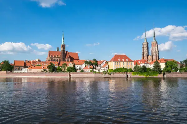 Panorama Wrocławia z Ostrów Tumskim, wspaniałe atrakcje Dolnego Śląska. Widok na katedrę i rzekę.