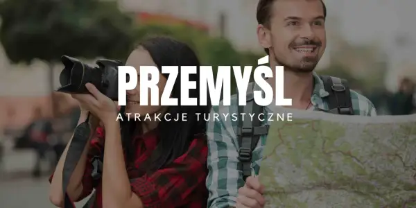 Para zaplanowała swoją **przemysł trasę** zwiedzania, ona z aparatem, on z mapą.